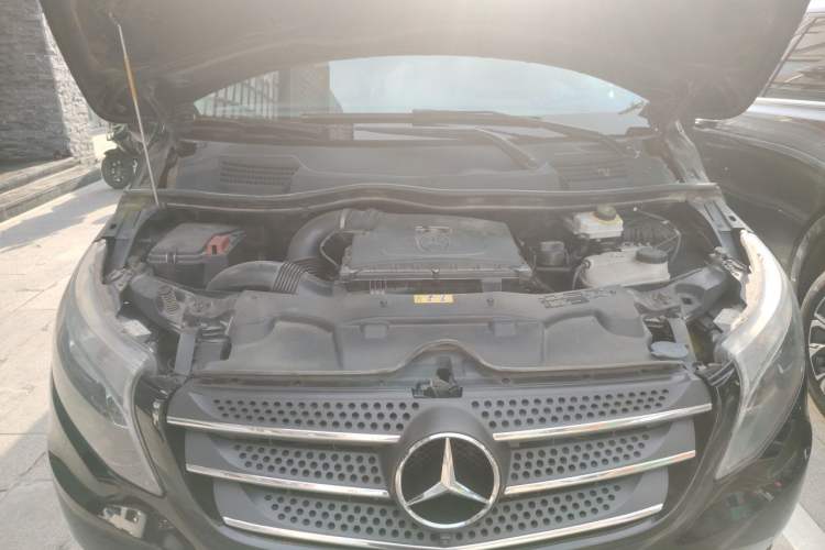 Used Mercedes-Benz Vito 2018 2.0T Elite Version 7 Seats China V Emission Standard Engine Bay
