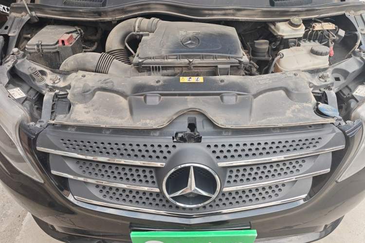 Used Mercedes-Benz Vito 2018 2.0T Elite Version 7 Seats China V Emission Standard Engine Bay
