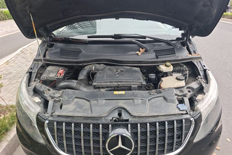 Used Mercedes-Benz Vito 2018 2.0T Elite Version 9 Seats China VI Emission Standard Engine Bay