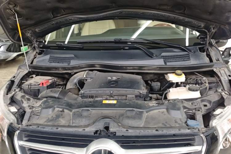 Used Mercedes-Benz Vito 2018 2.0T Elite Version 7 Seats China VI Emission Standard Engine Bay