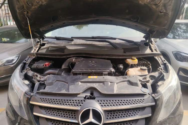 Used Mercedes-Benz Vito 2018 2.0T Elite Version 7 Seats China VI Emission Standard Engine Bay