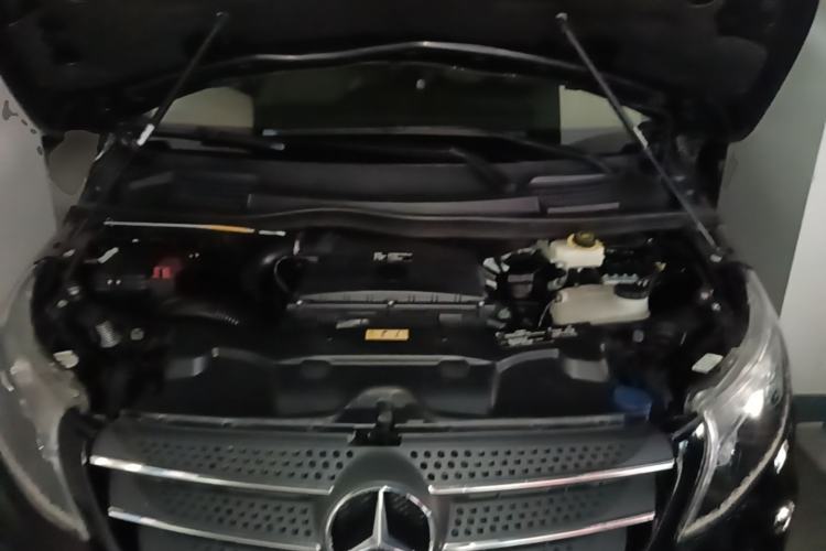 Used Mercedes-Benz Vito 2018 2.0T Elite Version 7 Seats China VI Emission Standard Engine Bay