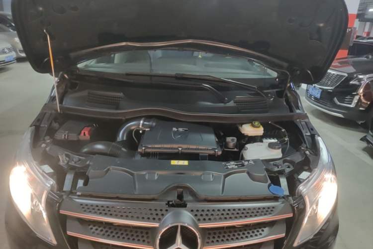 Used Mercedes-Benz Vito 2018 2.0T Elite Version 7 Seats China VI Emission Standard Engine Bay