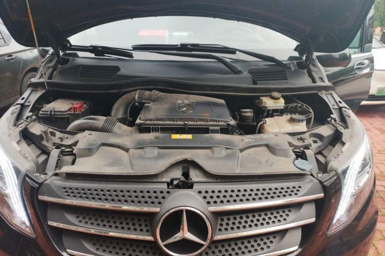 Used Mercedes-Benz Vito 2018 2.0T Elite Version 7 Seats China VI Emission Standard Engine Bay