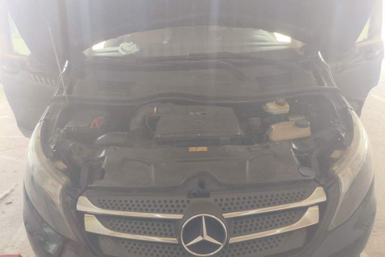 Used Mercedes-Benz Vito 2018 2.0T Elite Version 9 Seats China VI Emission Standard Engine Bay