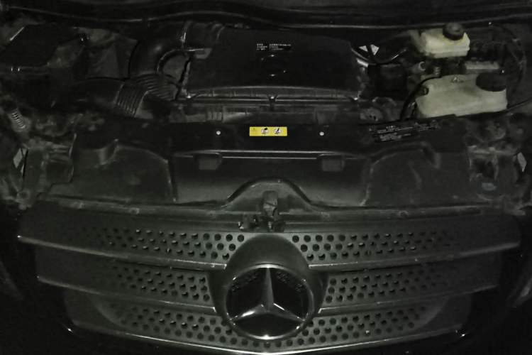 Used Mercedes-Benz Vito 2018 2.0T Business Version China VI Emission Standard Engine Bay