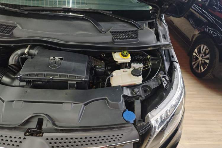 Used Mercedes-Benz Vito 2018 2.0T Elite Version 7 Seats China V Emission Standard Engine Bay Left