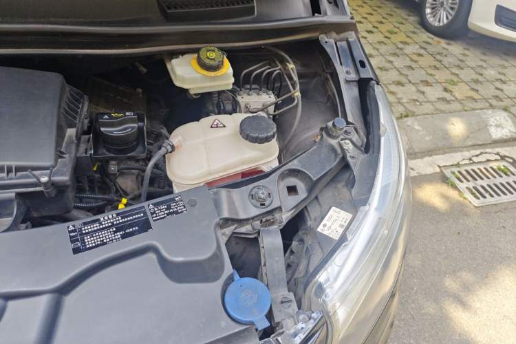 Used Mercedes-Benz Vito 2018 2.0T Elite Version 7 Seats China VI Emission Standard Engine Bay Left