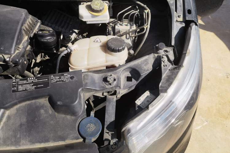 Used Mercedes-Benz Vito 2018 2.0T Business Version China VI Emission Standard Engine Bay Left