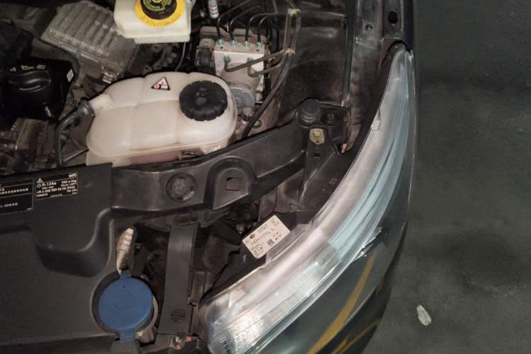 Used Mercedes-Benz Vito 2018 2.0T Business Version China VI Emission Standard Engine Bay Left