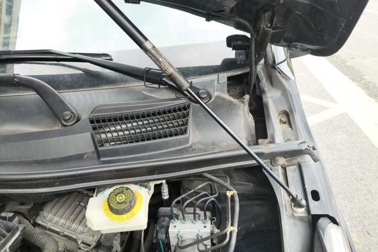 Used Mercedes-Benz Vito 2018 2.0T Business Version China VI Emission Standard Engine Bay Left
