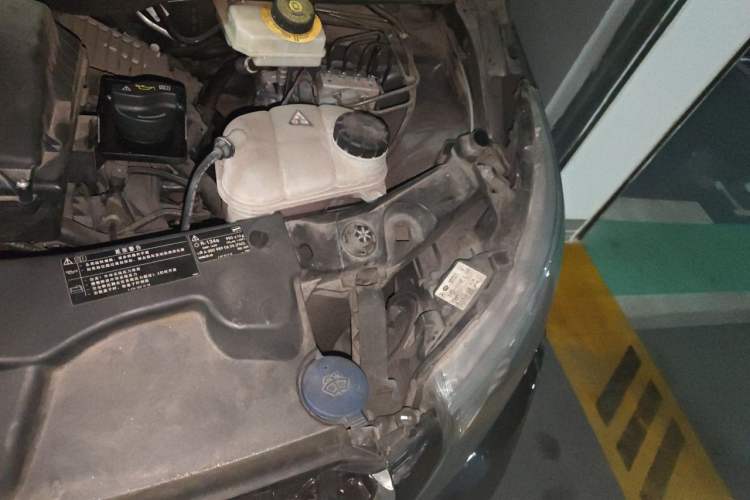 Used Mercedes-Benz Vito 2018 2.0T Business Version China VI Emission Standard Engine Bay Left