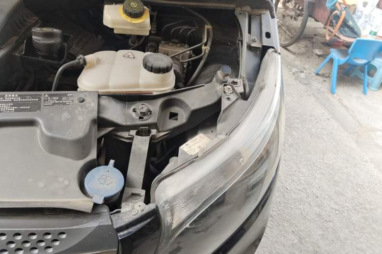 Used Mercedes-Benz Vito 2018 2.0T Business Version China VI Emission Standard Engine Bay Left