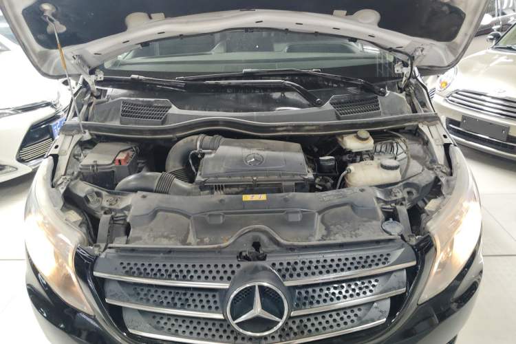 Used Mercedes-Benz Vito 2018 2.0T Elite Version 7 Seats China VI Emission Standard Engine Bay