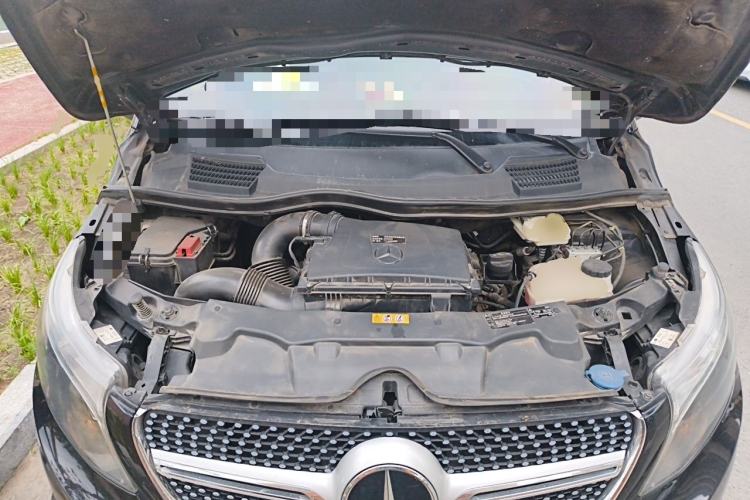 Used Mercedes-Benz Vito 2018 2.0T Elite Version 7 Seats China VI Emission Standard Engine Bay