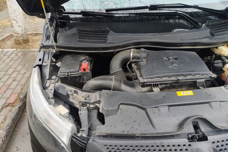 Used Mercedes-Benz Vito 2018 2.0T Elite Version 7 Seats China VI Emission Standard Engine Bay Right