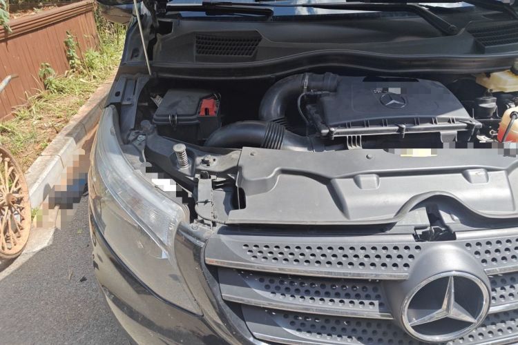 Used Mercedes-Benz Vito 2018 2.0T Elite Version 7 Seats China VI Emission Standard Engine Bay Right