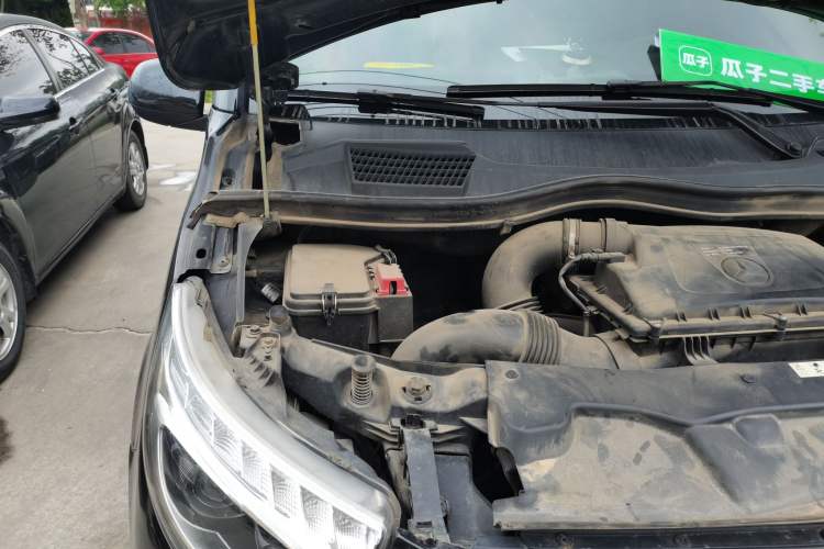 Used Mercedes-Benz Vito 2018 2.0T Business Version China VI Emission Standard Engine Bay Right