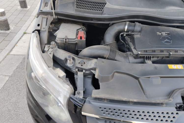 Used Mercedes-Benz Vito 2018 2.0T Business Version China VI Emission Standard Engine Bay Right
