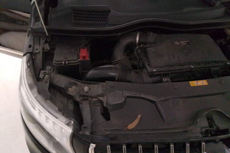 Used Mercedes-Benz Vito 2018 2.0T Business Version China V Emission Standard Engine Bay Right