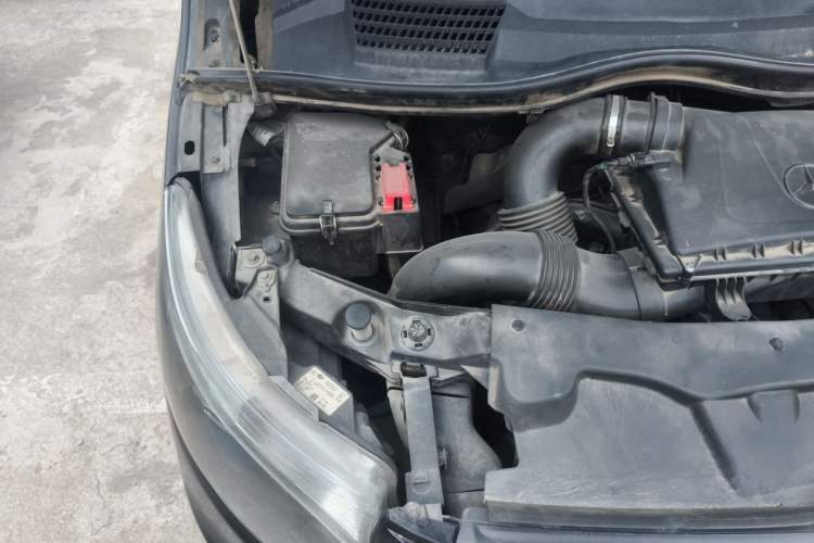 Used Mercedes-Benz Vito 2018 2.0T Business Version China V Emission Standard Engine Bay Right