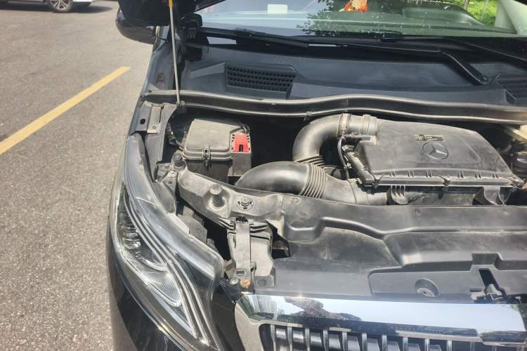 Used Mercedes-Benz Vito 2018 2.0T Business Version China VI Emission Standard Engine Bay Right