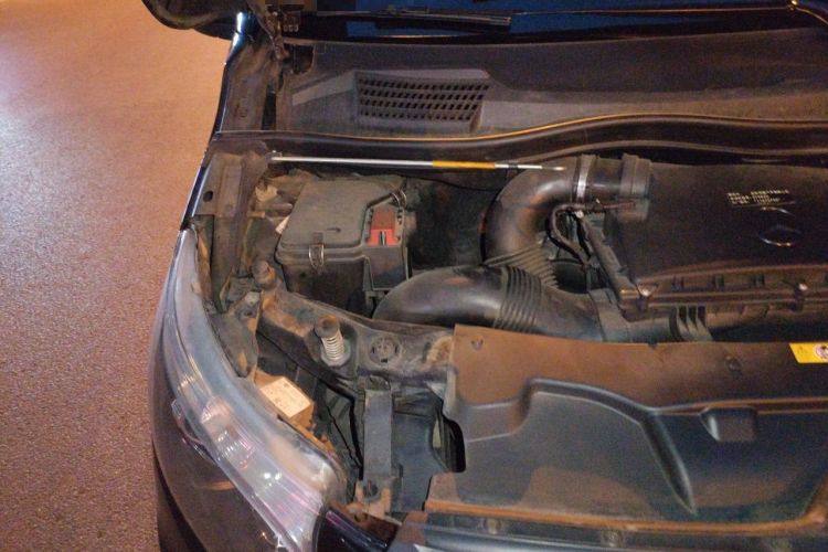 Used Mercedes-Benz Vito 2018 2.0T Business Version China VI Emission Standard Engine Bay Right