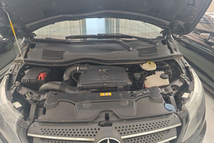 Used Mercedes-Benz Vito 2018 2.0T Elite Version 7 Seats China VI Emission Standard Engine Bay