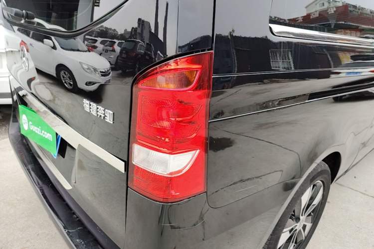 Used Mercedes-Benz Vito 2018 2.0T Business Version China VI Emission Standard Exterior 3
