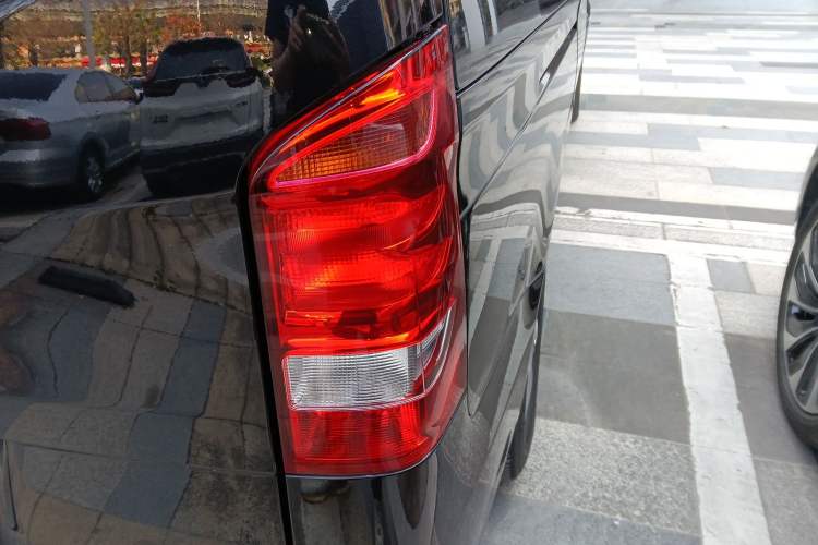 Used Mercedes-Benz Vito 2018 2.0T Business Version China VI Emission Standard Exterior 3