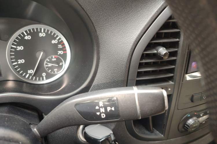 Used Mercedes-Benz Vito 2018 2.0T Elite Version 7 Seats China V Emission Standard Gear Lever