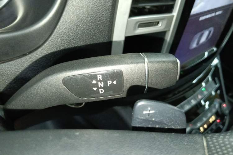 Used Mercedes-Benz Vito 2018 2.0T Elite Version 7 Seats China VI Emission Standard Gear Lever