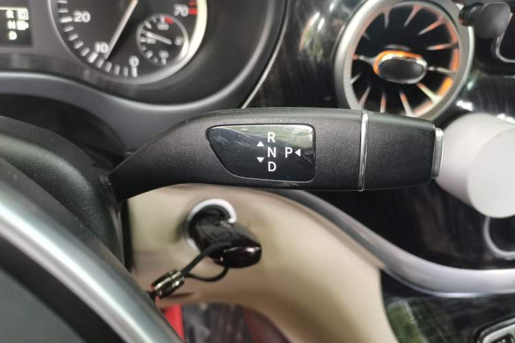 Used Mercedes-Benz Vito 2018 2.0T Elite Version 7 Seats China VI Emission Standard Gear Lever
