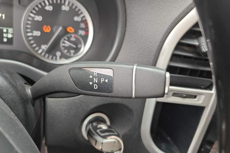 Used Mercedes-Benz Vito 2018 2.0T Elite Version 7 Seats China V Emission Standard Gear Lever