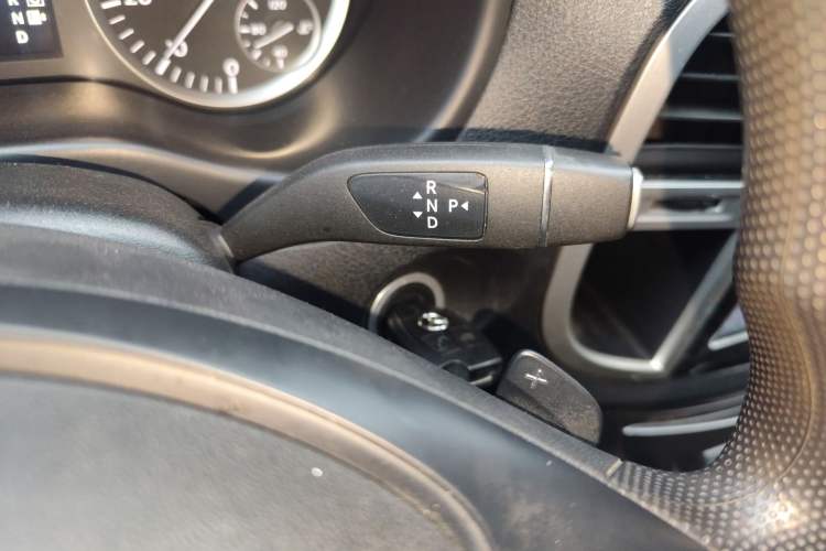 Used Mercedes-Benz Vito 2018 2.0T Elite Version 7 Seats China VI Emission Standard Gear Lever