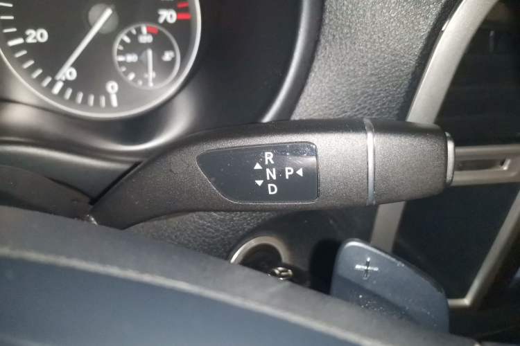 Used Mercedes-Benz Vito 2018 2.0T Elite Version 9 Seats China VI Emission Standard Gear Lever