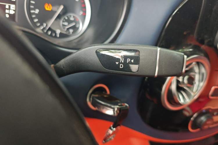 Used Mercedes-Benz Vito 2018 2.0T Elite Version 7 Seats China VI Emission Standard Gear Lever