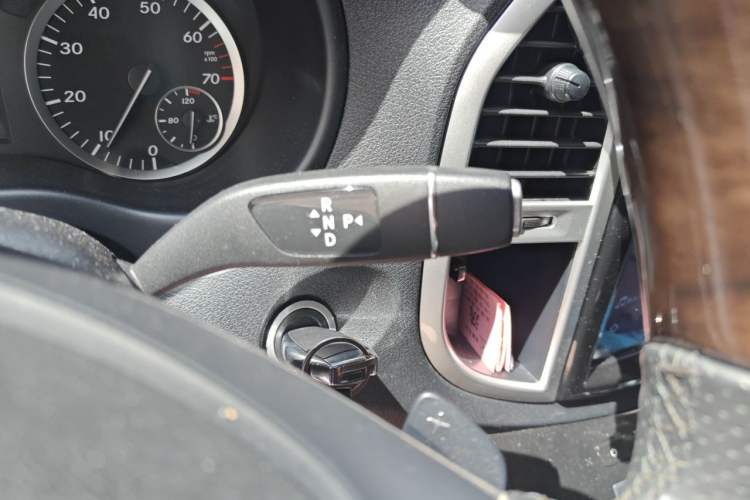 Used Mercedes-Benz Vito 2018 2.0T Elite Version 7 Seats China VI Emission Standard Gear Lever