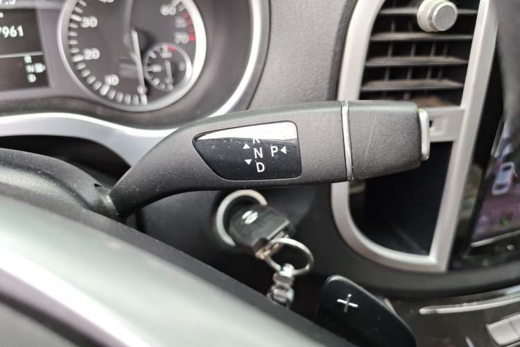 Used Mercedes-Benz Vito 2018 2.0T Elite Version 7 Seats China V Emission Standard Gear Lever