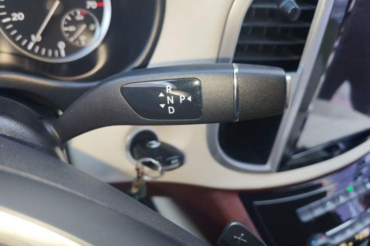 Used Mercedes-Benz Vito 2018 2.0T Elite Version 7 Seats China VI Emission Standard Gear Lever