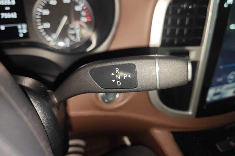 Used Mercedes-Benz Vito 2018 2.0T Elite Version 7 Seats China V Emission Standard Gear Lever