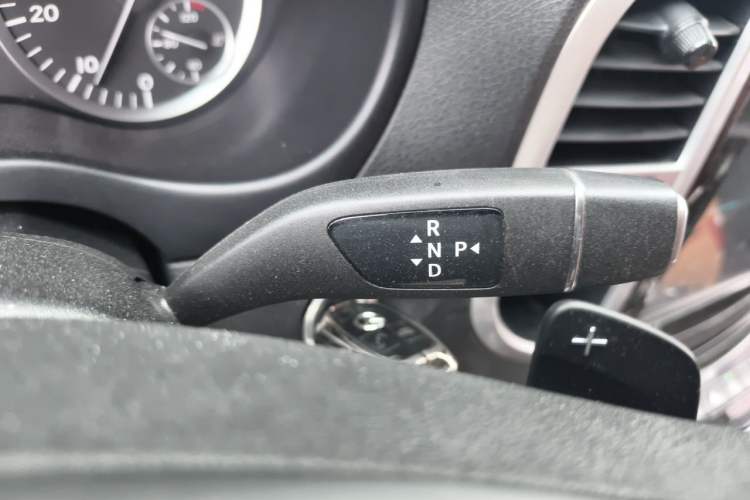 Used Mercedes-Benz Vito 2018 2.0T Elite Version 7 Seats China V Emission Standard Gear Lever