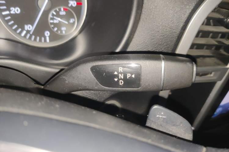 Used Mercedes-Benz Vito 2018 2.0T Elite Version 7 Seats China VI Emission Standard Gear Lever