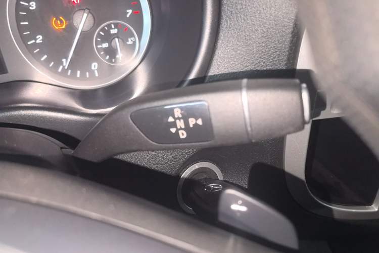 Used Mercedes-Benz Vito 2018 2.0T Elite Version 7 Seats China V Emission Standard Gear Lever