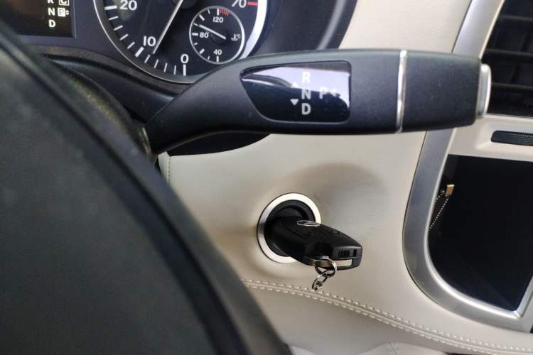 Used Mercedes-Benz Vito 2018 2.0T Elite Version 7 Seats China VI Emission Standard Gear Lever