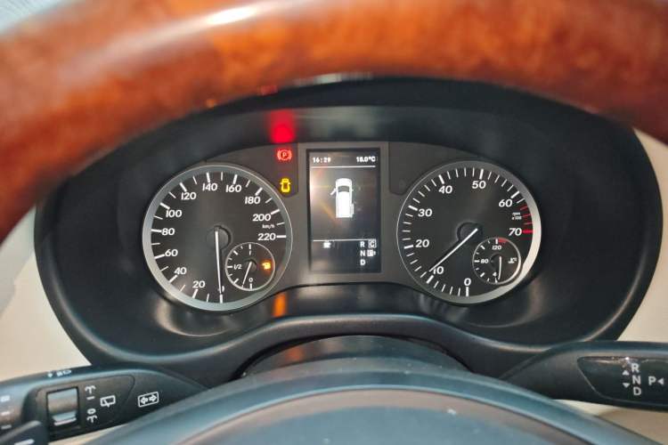 Used Mercedes-Benz Vito 2018 2.0T Elite Version 7 Seats China VI Emission Standard Instrument Cluster
