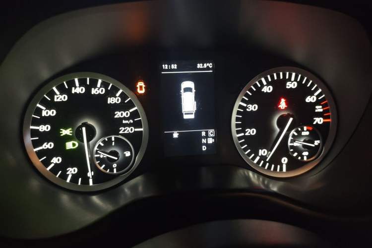 Used Mercedes-Benz Vito 2018 2.0T Elite Version 9 Seats China VI Emission Standard Instrument Cluster