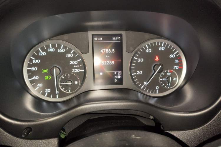 Used Mercedes-Benz Vito 2018 2.0T Business Version China VI Emission Standard Instrument Cluster