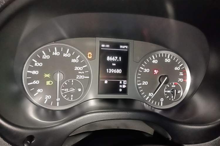Used Mercedes-Benz Vito 2018 2.0T Elite Version 7 Seats China VI Emission Standard Instrument Cluster