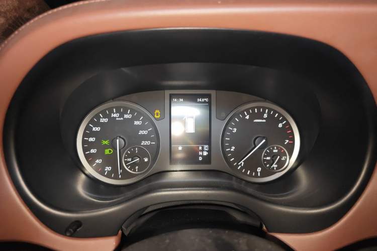 Used Mercedes-Benz Vito 2018 2.0T Business Version China VI Emission Standard Instrument Cluster